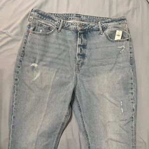 Old Navy Women’s Distressed Light Wash Straight Leg Jeans Size 18